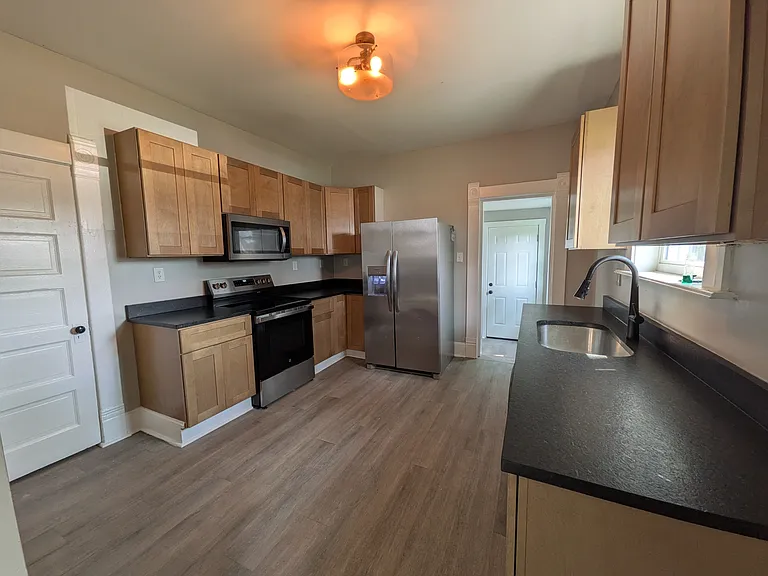 473 E Markison Ave — Photo 4