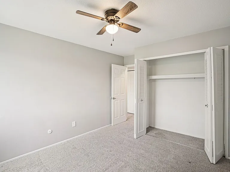 Hillcrest Club Apartments — Photo 35
