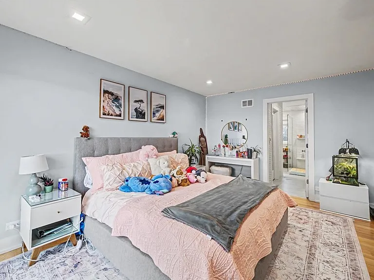 2076 Valley Lo Ln — Photo 23