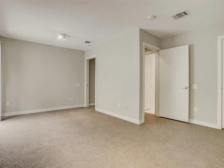 910 Ruthven St — Photo 14