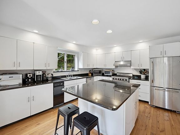 4th image of 15 Clearview Dr