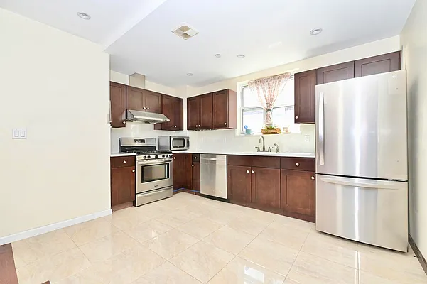 Sold by Amorelli Realty | media 23