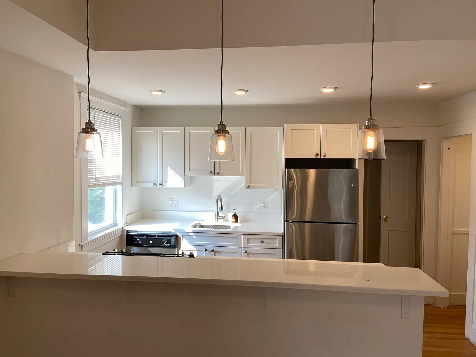 4 bed, 900 sqft, $3,200 — Photo 1