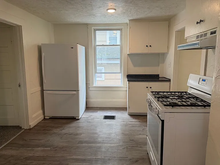 312 Utica St #LOWER — Photo 8