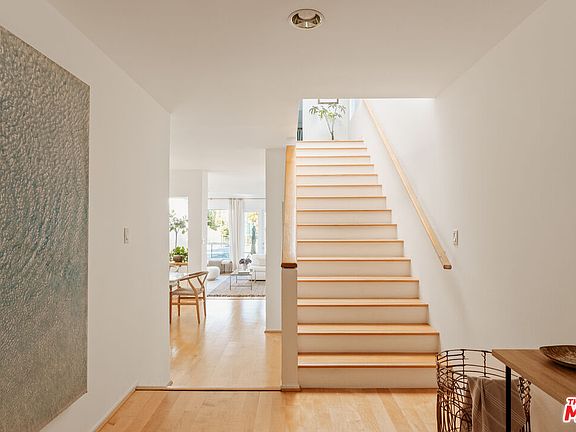 5th image of 610 Harbor St APT 1