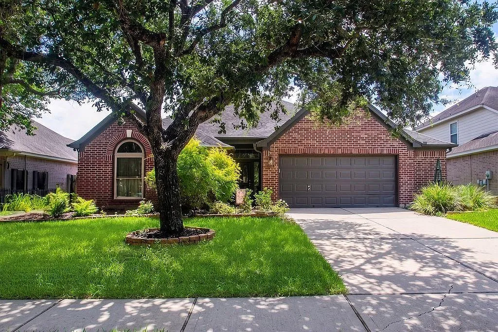 4 bed, 2.0 bath, 2418 sqft, $3,500 — Photo 2