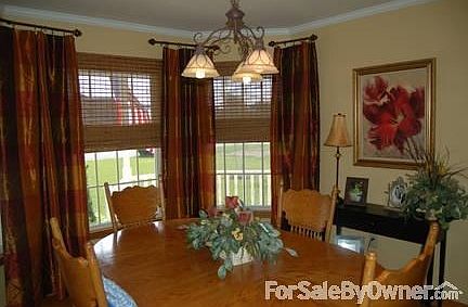 Dining Room : Hardwood floors and crown molding really make this room look more formal.