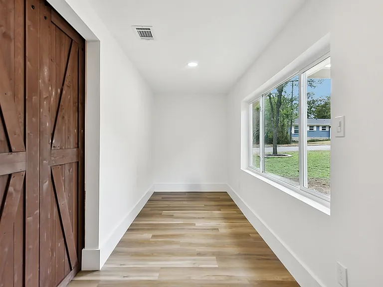 202 E Caddo St — Photo 15