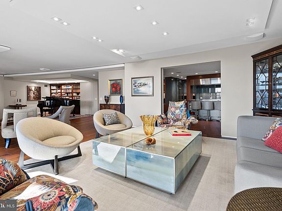 4th image of 700 New Hampshire Ave NW #421