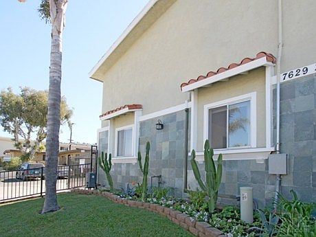 Casa Verde Apartments - Front Yard