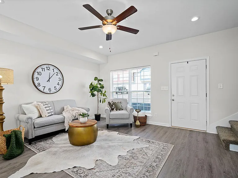 401 Victory Rd — Photo 32