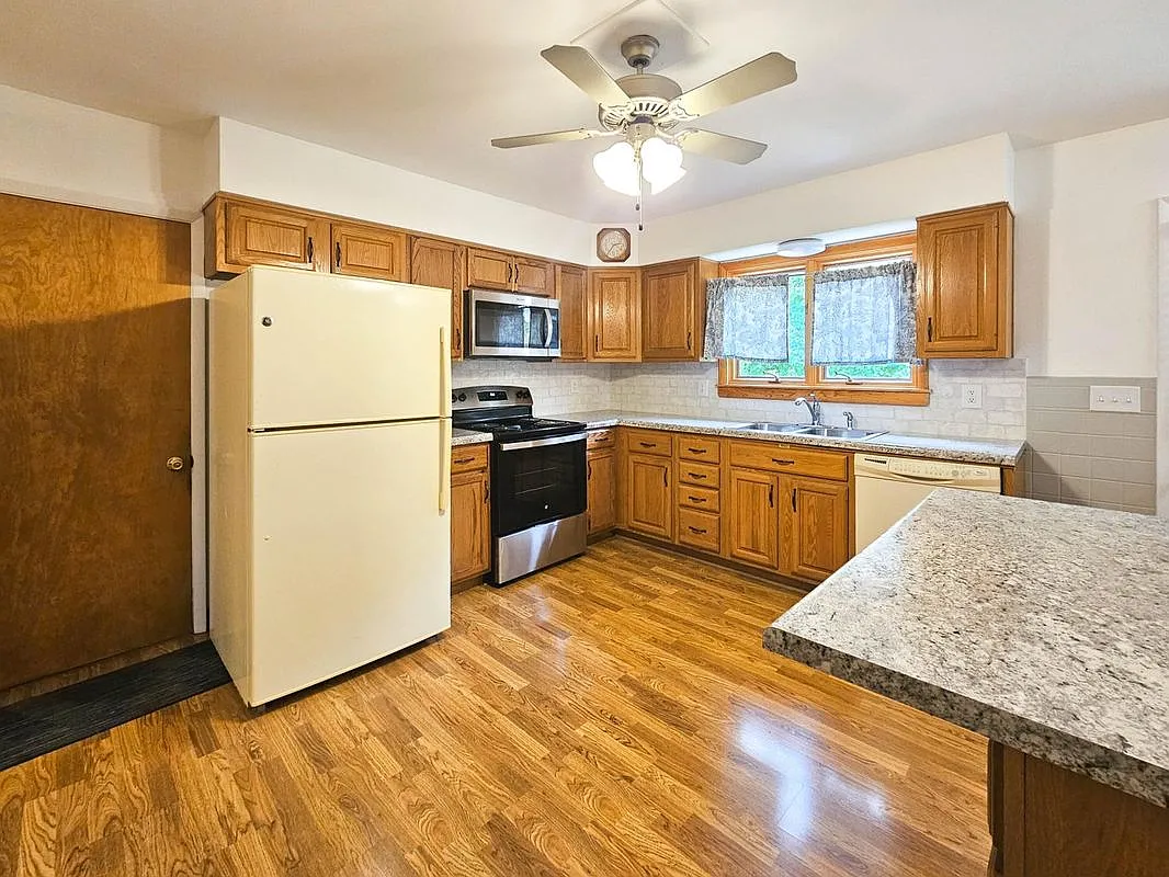 3 bed, 2.5 bath, 1518 sqft, $2,400 — Photo 3