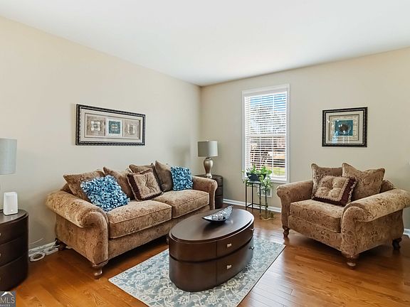 5th image of 609 Red Oak Pl