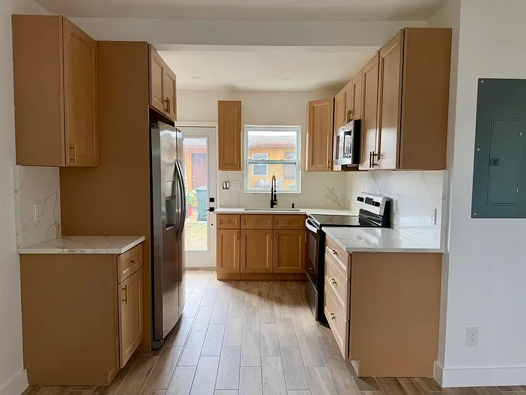 26 SW 10th Ave — Photo 9