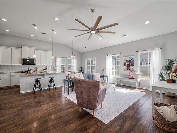 3rd image of 602 Zinnia Dr