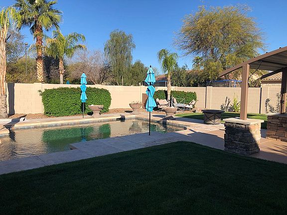 Self cleaning pool w fountns