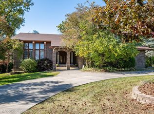 4832 S Knoll Ct, West Bloomfield, MI 48323