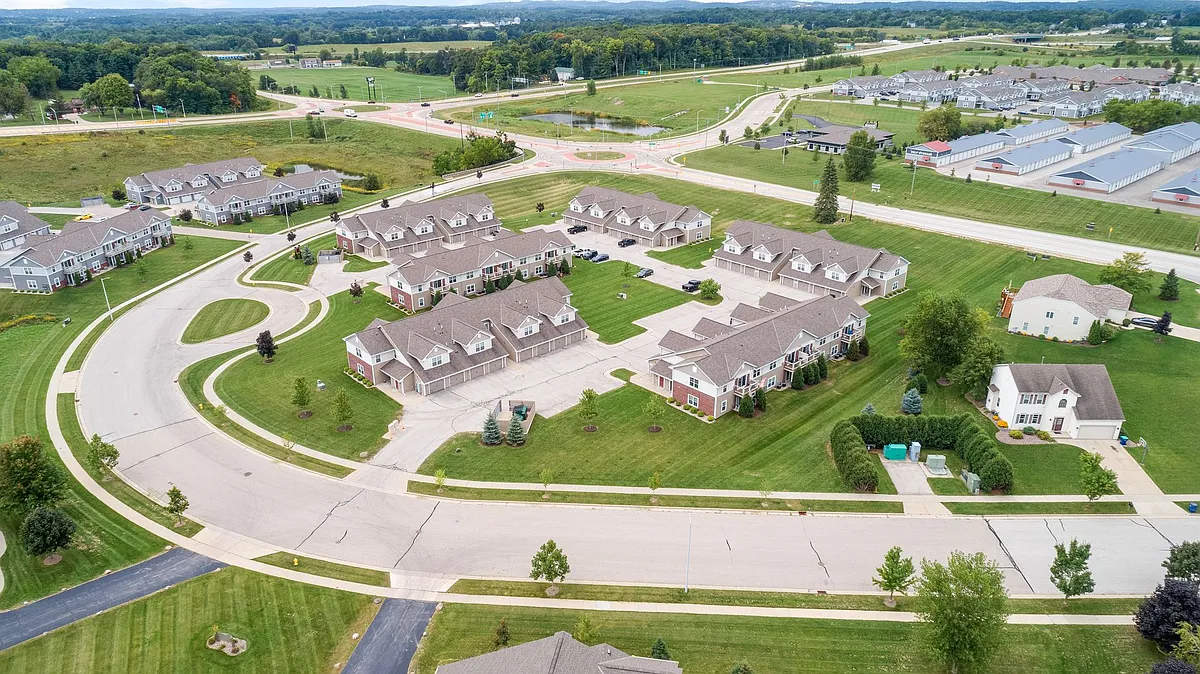 Building Photo - 645 Cedar Bluffs Way #39