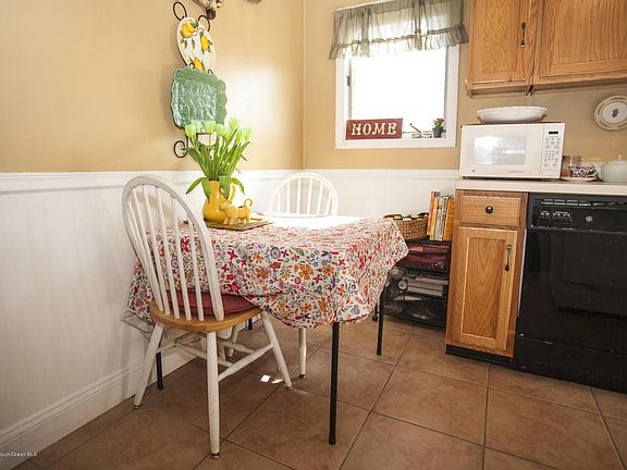 5th image of 24 Moorage Ave
