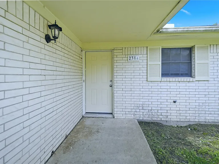 2304 Devonshire St — Photo 4
