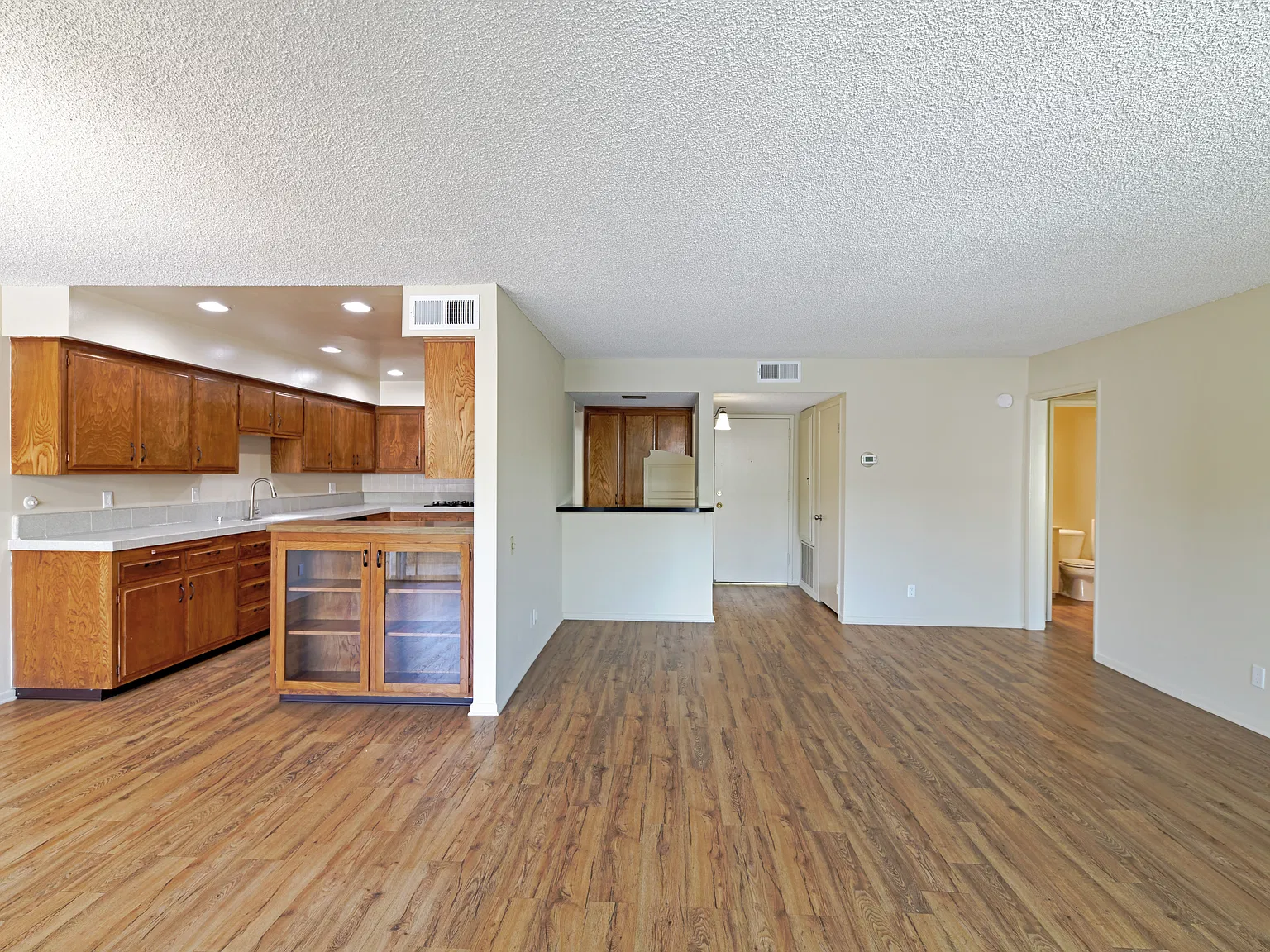 445 S Los Robles Ave — Photo 2