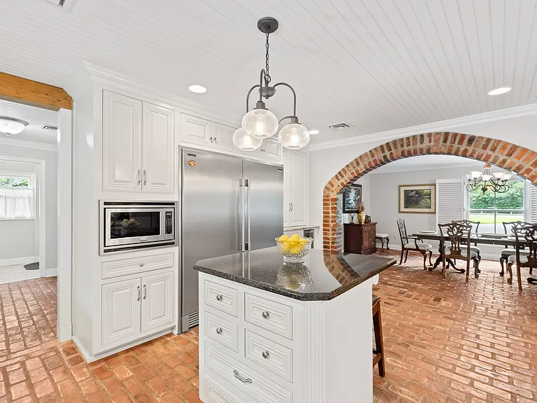1026 S Morgan Ave — Photo 2