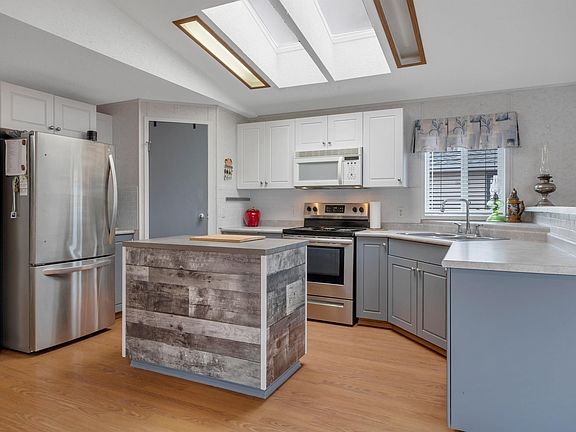 3rd image of 1666 Jubilee Cres