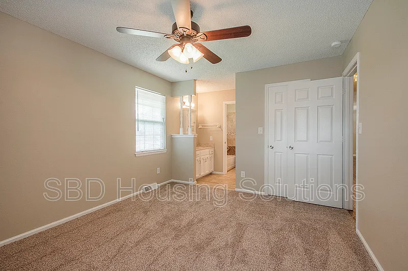 4 bed, 2.0 bath, $2,050 — Photo 4