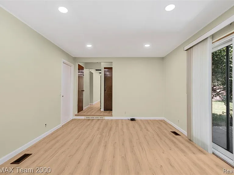2053 Brookfield St — Photo 15