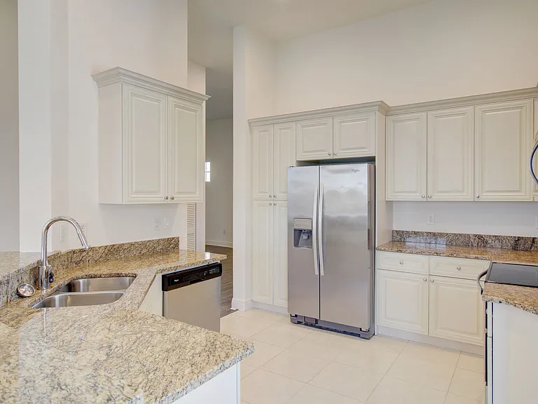 Aberdeen - Open concept designer kitchen with whirlpool appliances