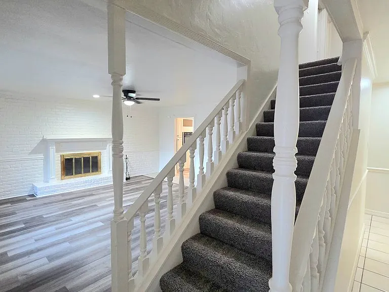 215 Johnson Dr — Photo 2