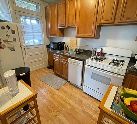 3rd image of 1514 W Rosemont Ave #3