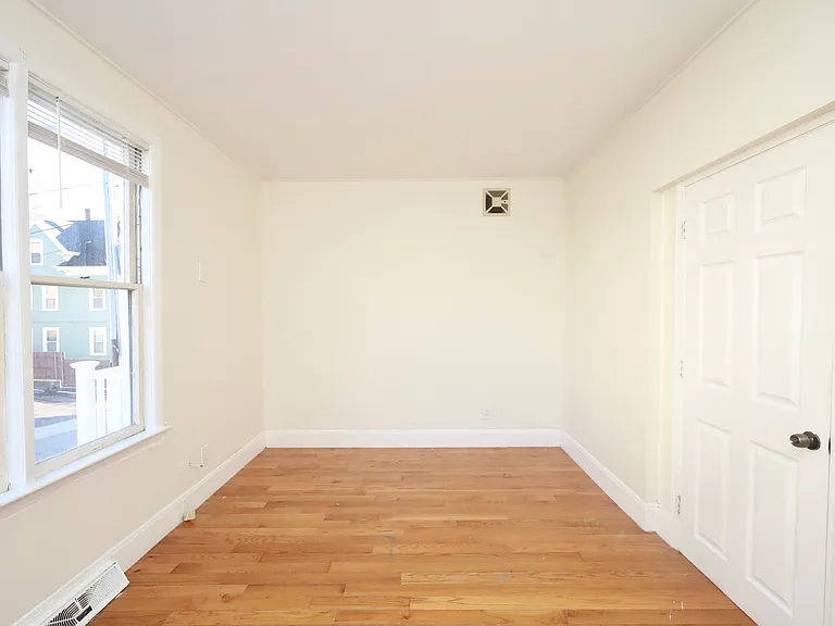 488 Pleasant St #1 — Photo 7