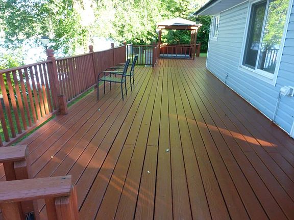 Large Deck & Jacuzzi