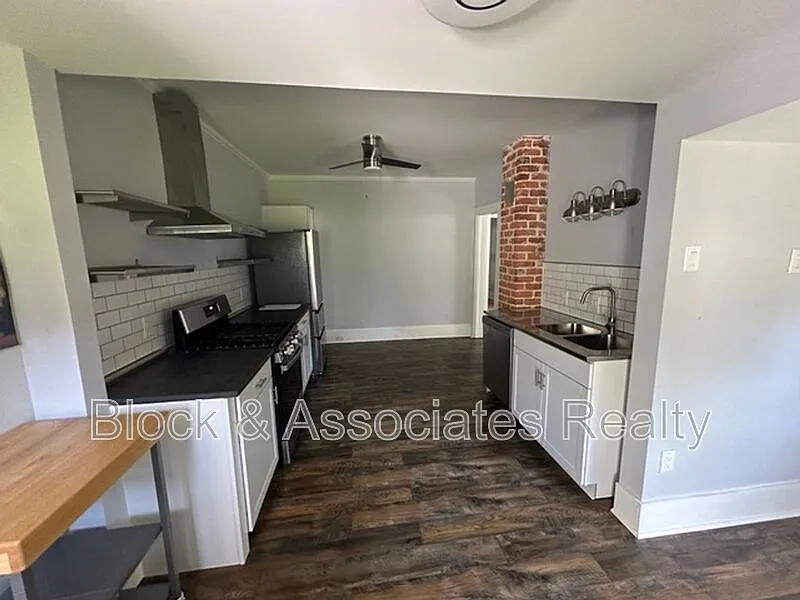 1 bed, 1.0 bath, $995 — Photo 2