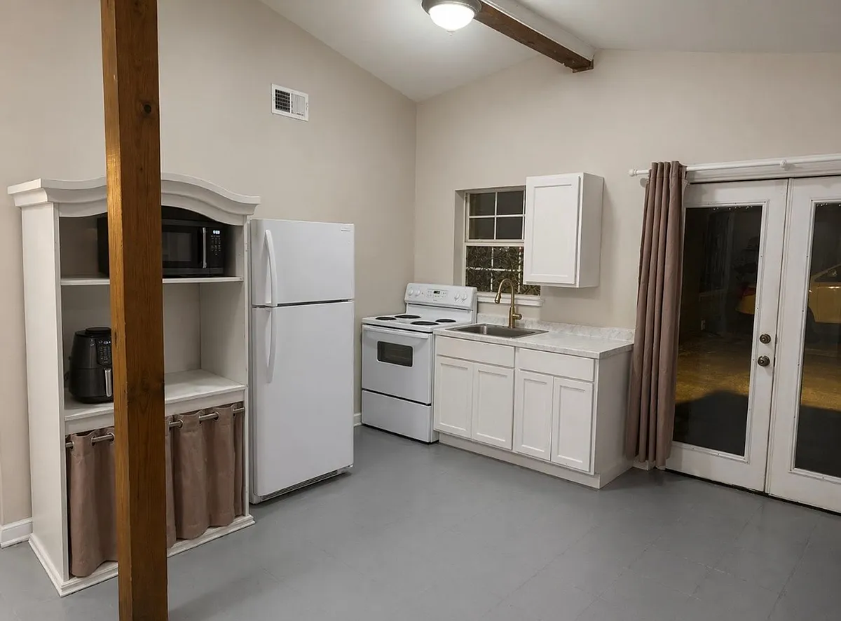 Building Photo - 427 General Mouton Ave #D
