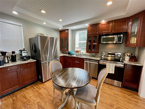 5th image of 422 12th Avenue W