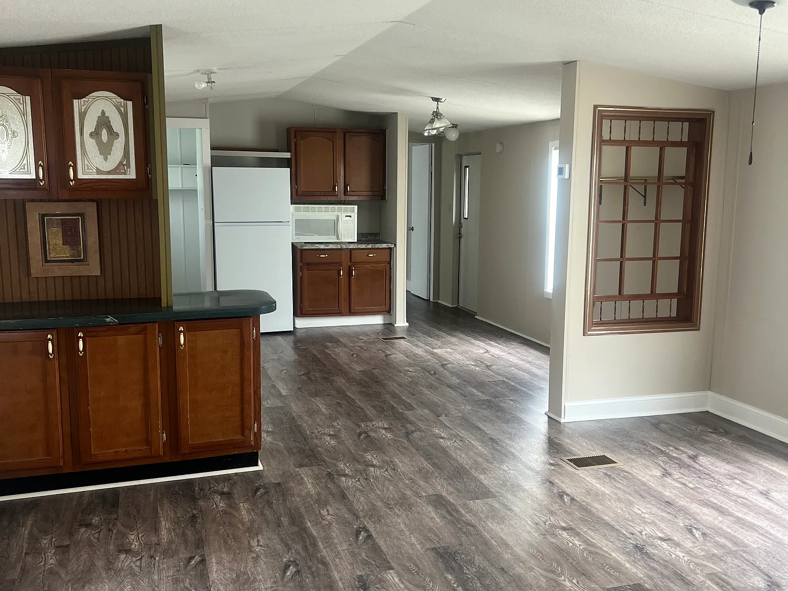 3 bed, 960 sqft, $1,055 — Photo 1