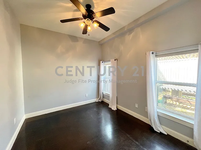 1813 S Ervay St — Photo 13