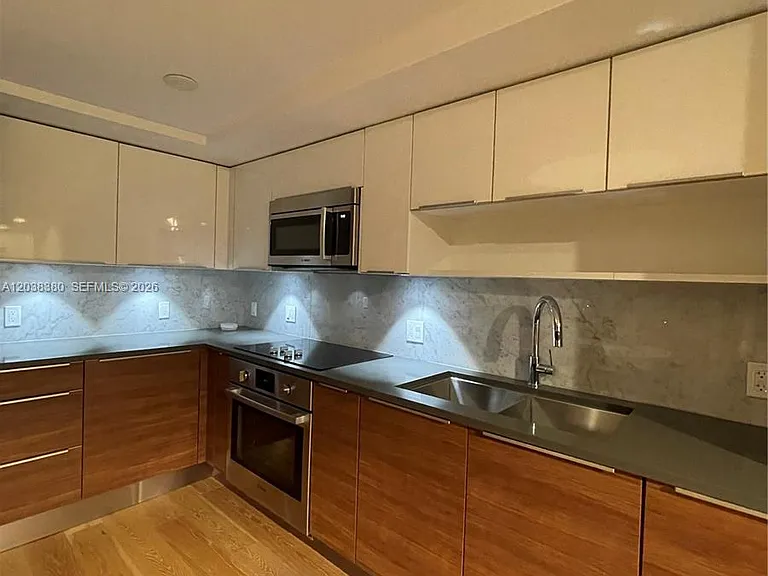 601 NE 27th St #201 — Photo 8