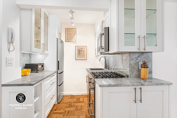 Rented by Coldwell Banker Warburg | media 8