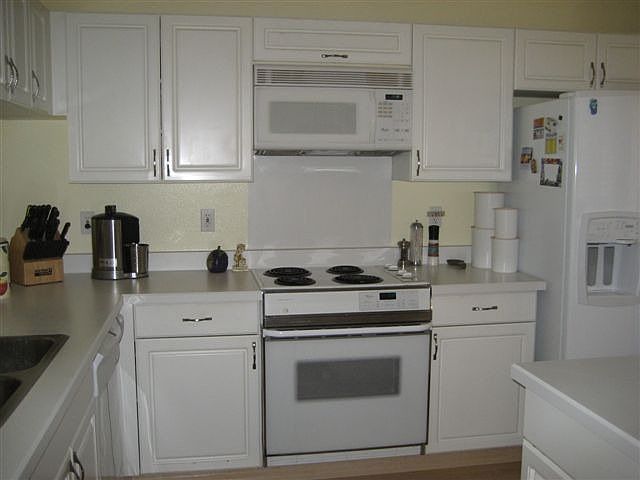 Spacious eat-in kitchen w/breakfast nook. 