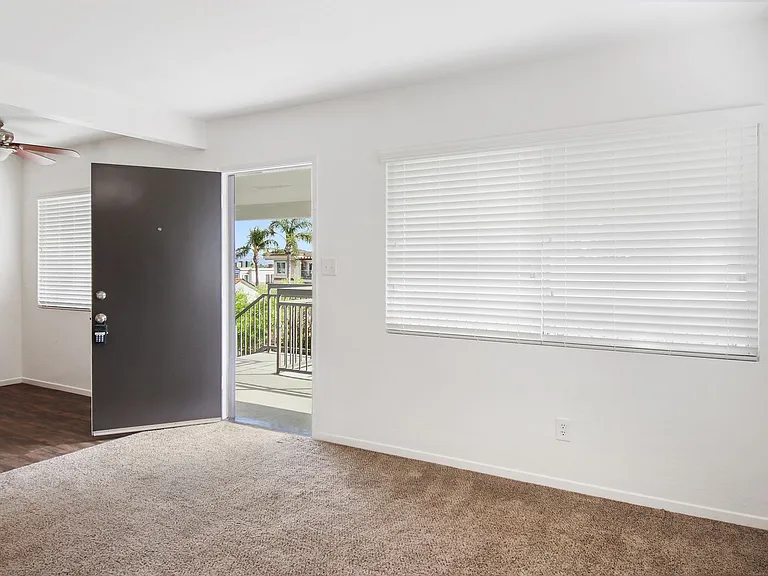 Ocean Beach/Point Loma: 2 BR in Ideal Location w/ 2 Parking Spaces — Photo 4