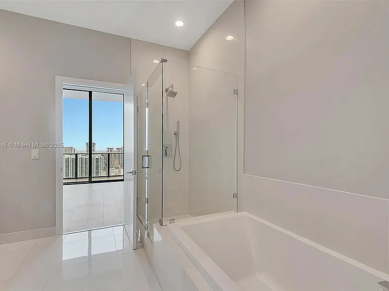 45 SW 9th St #4509 — Photo 11