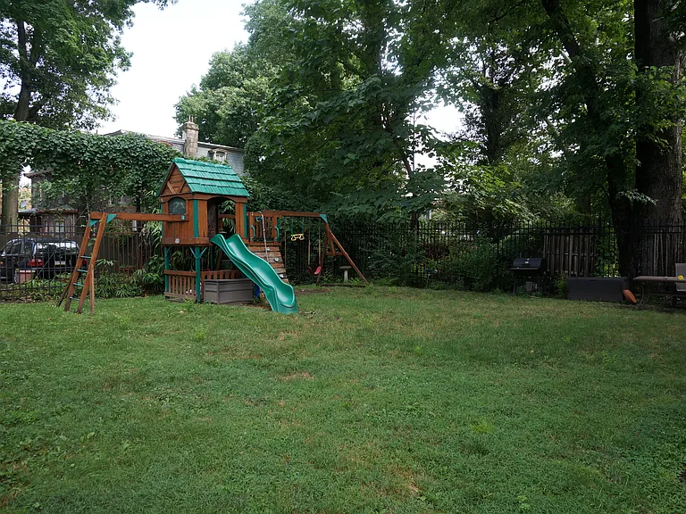 Fairfax Apartments — Photo 11