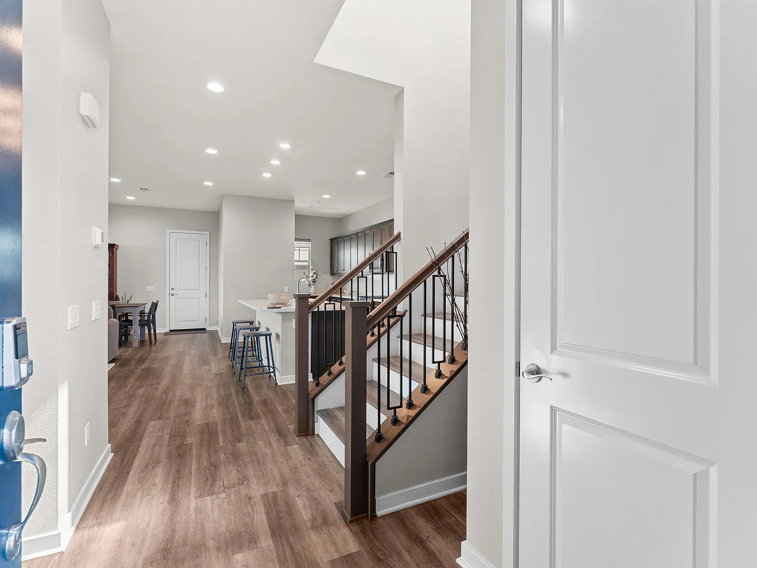 4 bed, 2301 sqft, $5,300 — Photo 4