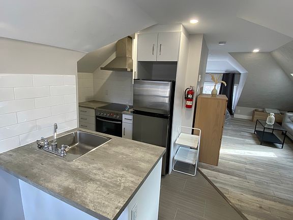 4th image of 1394 Edward St #3