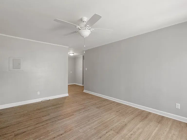 Knollwood Apartments — Photo 25