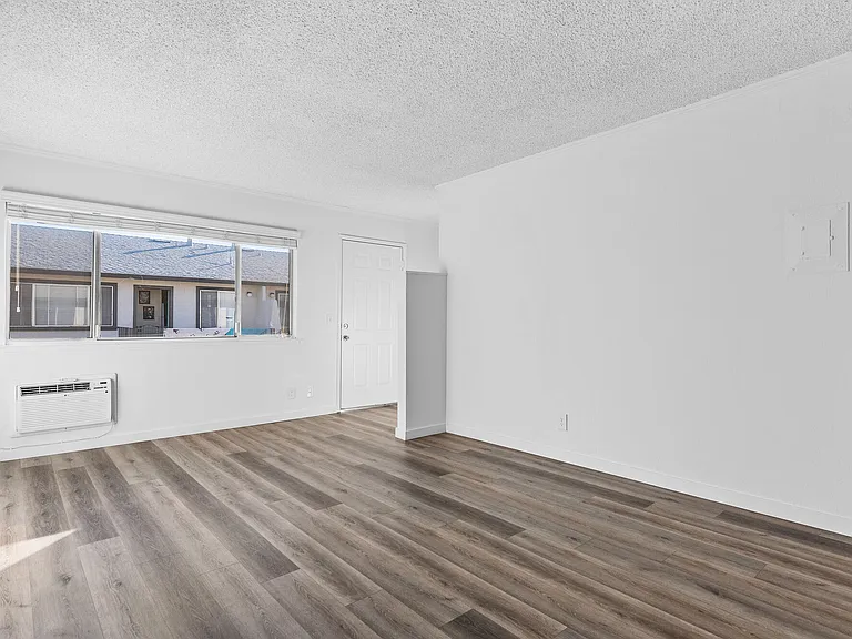 200 Hollis Ave — Photo 14