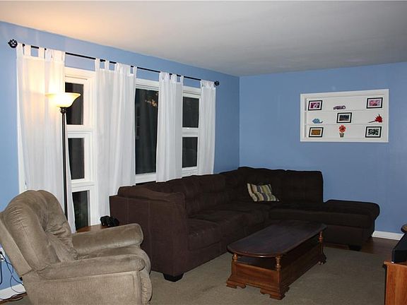 3rd image of 77 Hillcrest Dr